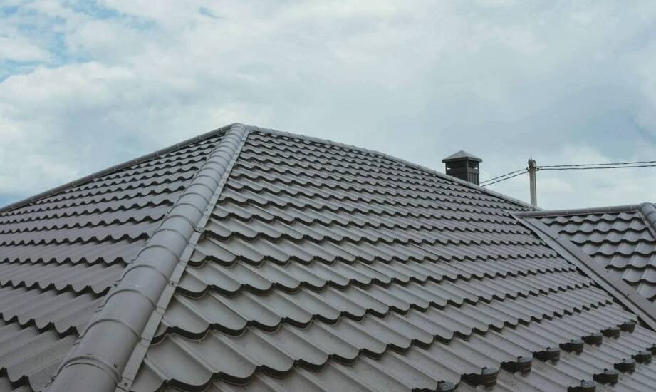 Które parametry blachodachówki mają znaczenie przy wyborze pokrycia domu na Podkarpaciu