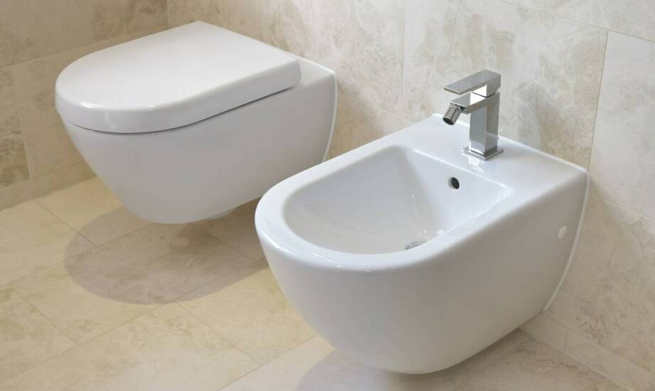 Jak dopasować wiszącą ceramikę WC retro do mebli, armatury i grzejnika