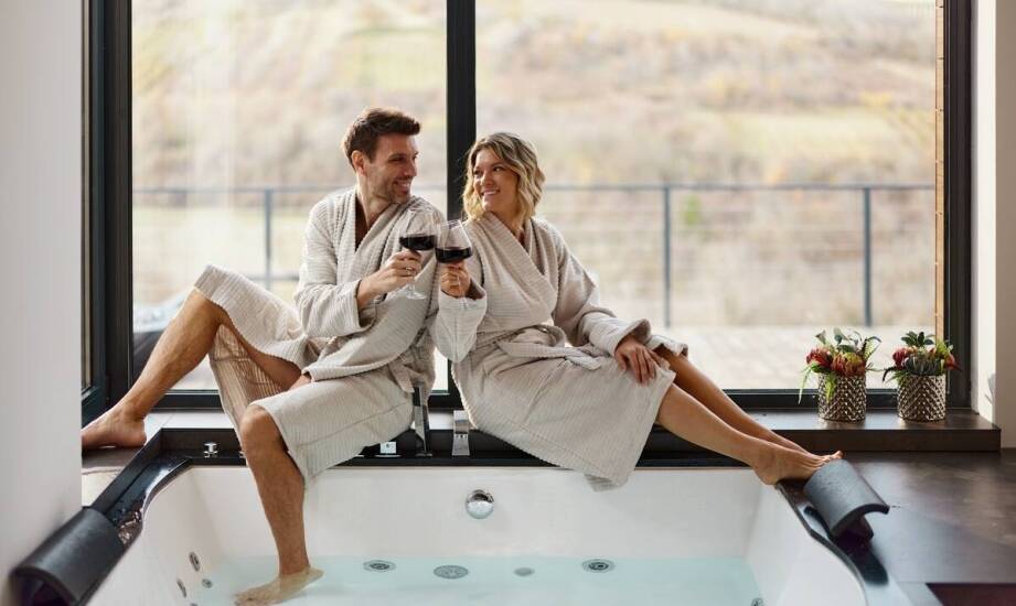 Jak przebiega winna kąpiel w krakowskim spa i dla jakiej grupy ma sens