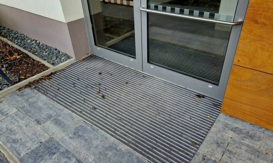 Jakie parametry drzwi aluminiowych naprawdę decydują o komforcie i szczelności wejścia