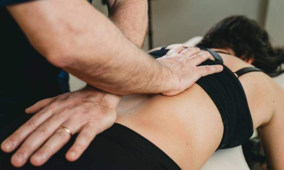 Jak osteopatia bywa stosowana przy bólu kręgosłupa, przeciążeniach i urazach sportowych