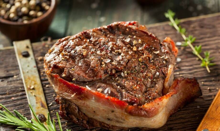 Sezonowany stek porterhouse w domu: przechowywanie, rozmrażanie i smażenie bez błędów