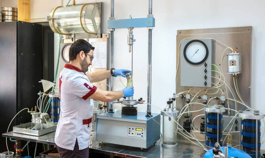 Przenoszenie pras hydraulicznych i kuźniczych — co decyduje o bezpieczeństwie operacji