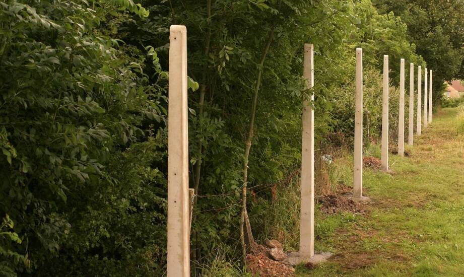 Betonowe słupki w narożnikach i przy bramie — gdzie osadzenie wymaga największej uwagi