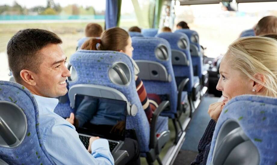Bus z kierowcą na grupowy przejazd — co decyduje o wygodzie i terminowości