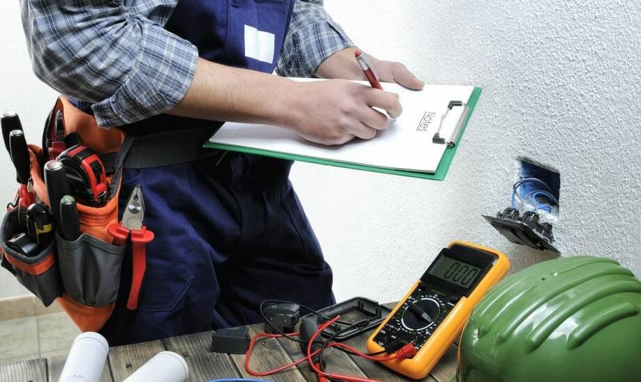 Jak ocenić zaplecze materiałowe dla instalatora przy dużych inwestycjach i rozdzielnicach