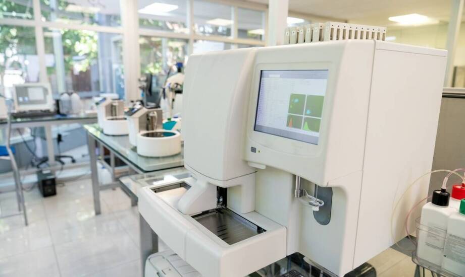 Jak dobór typu spektrometru wpływa na analizę materiałów w laboratorium