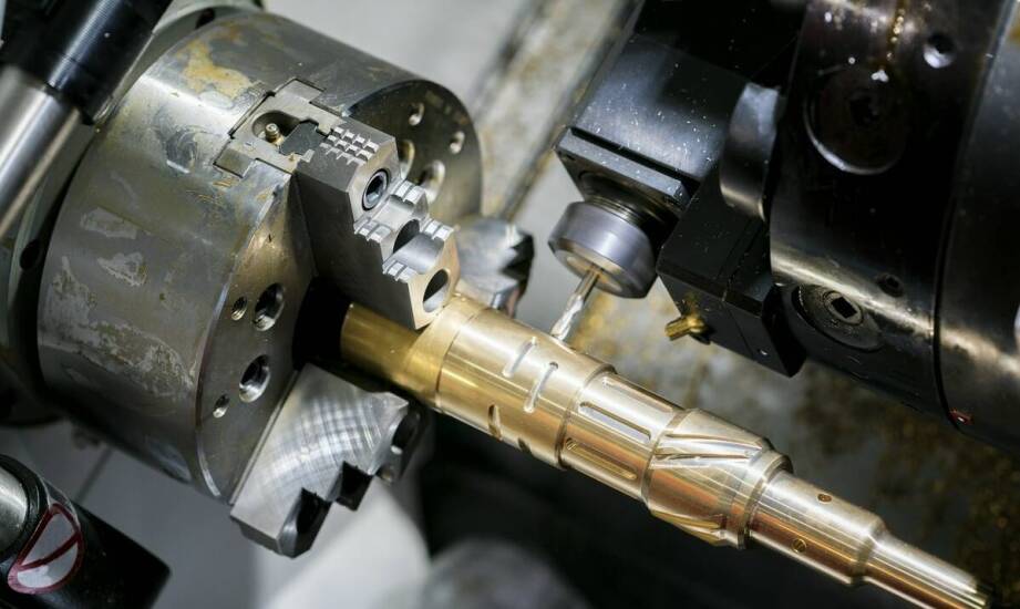Jak materiał detalu zmienia parametry i narzędzia w automacie tokarskim