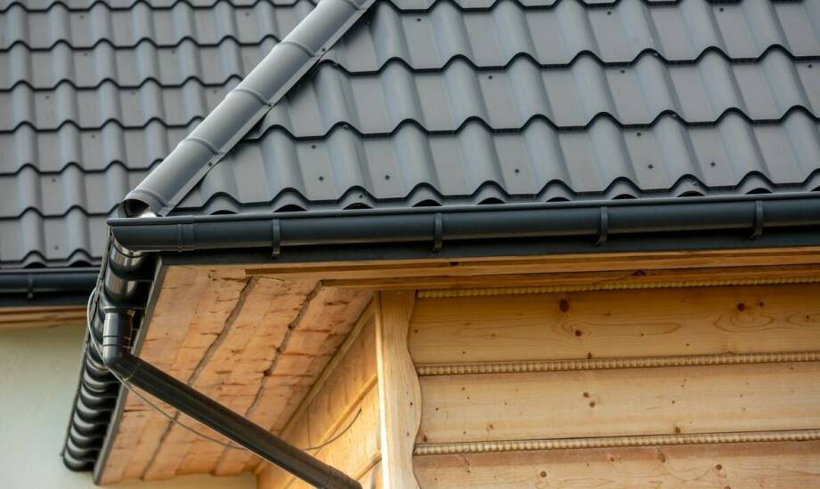 Jak czytać parametry blachy dachowej, żeby dopasować pokrycie do budynku i budżetu