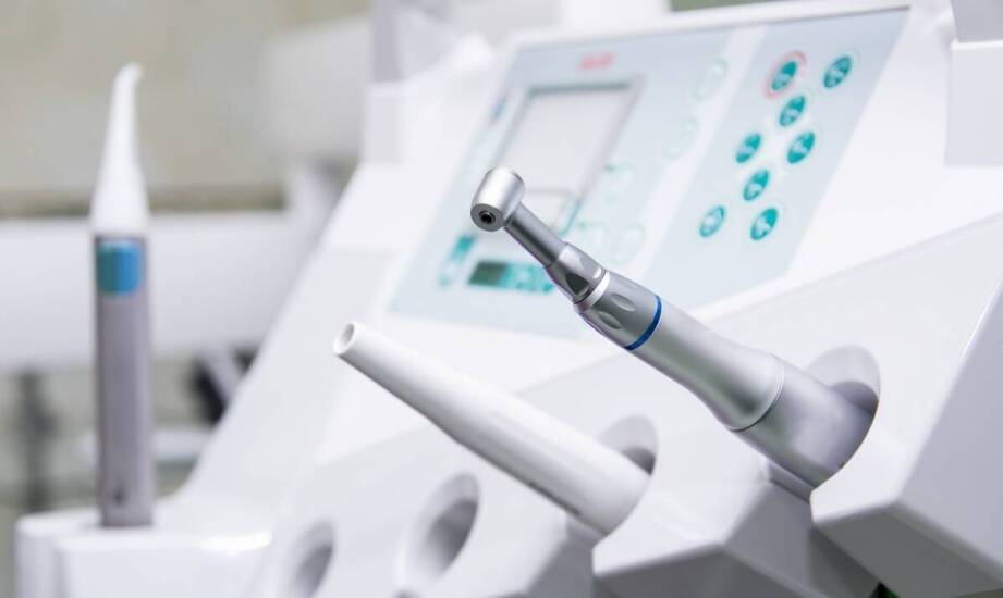 Ultradźwięki czy narzędzia ręczne — jak dobiera się metodę usuwania kamienia