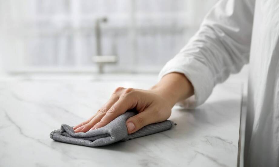 Dlaczego te same środki czyszczące dają inny efekt na blatach i frontach z solid surface oraz spieków kwarcowych
