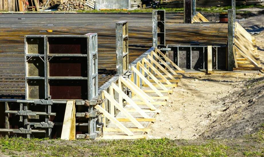 Płyty szalunkowe okuwane i nieokuwane — jak dobrać wariant do geometrii stropu i logistyki