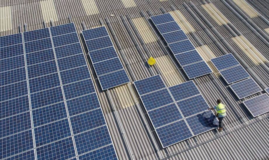 Dobór systemu montażu PV do dachu hali: nośność, obciążenia i wymagania techniczne
