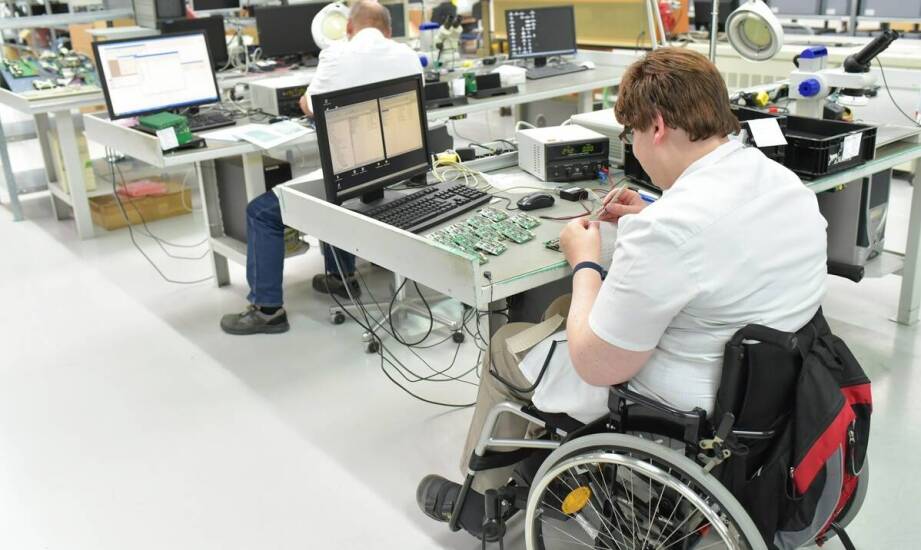 Jak pacjent z powiatu brzeskiego przechodzi od skierowania do rehabilitacji domowej na NFZ
