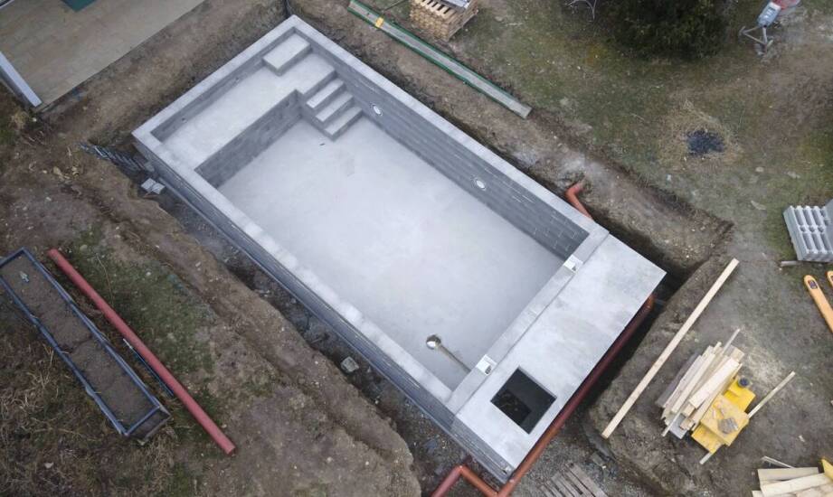 Kiedy osadzenie stopni w studni betonowej decyduje o bezpieczeństwie wejścia i trwałości eksploatacji