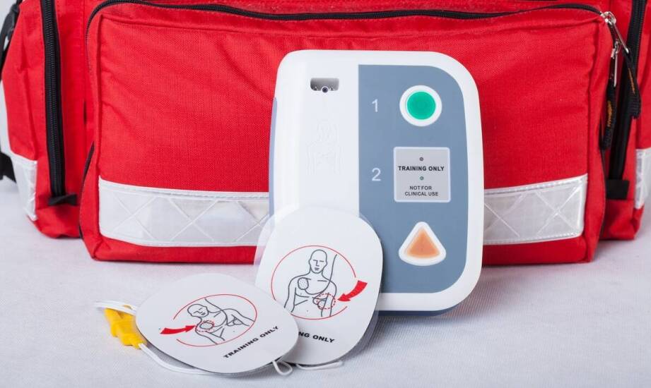 Tryb półautomatyczny w defibrylatorze HeartSine — co zmienia w procedurze użycia