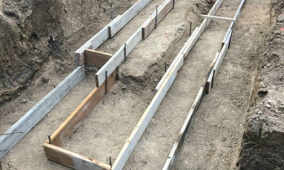 Najczęstsze błędy przy wykopie pod fundament domu jednorodzinnego i ich skutki dla ław