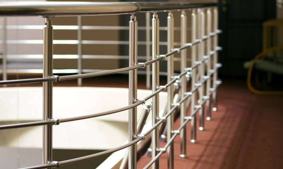 Jak układ balustrady ze stali nierdzewnej zmienia bezpieczeństwo i odbiór przestrzeni