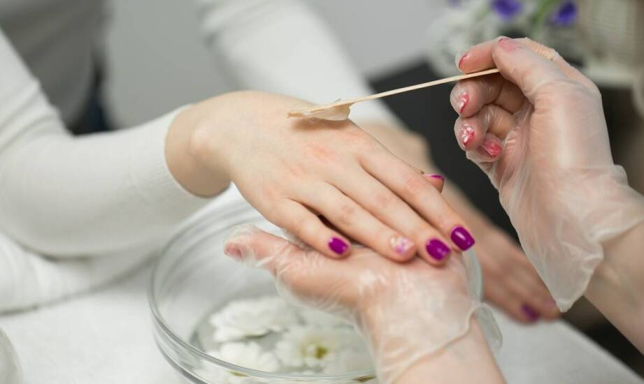 Jak chronić manicure podczas noclegu pod dużym, rodzinnym namiotem