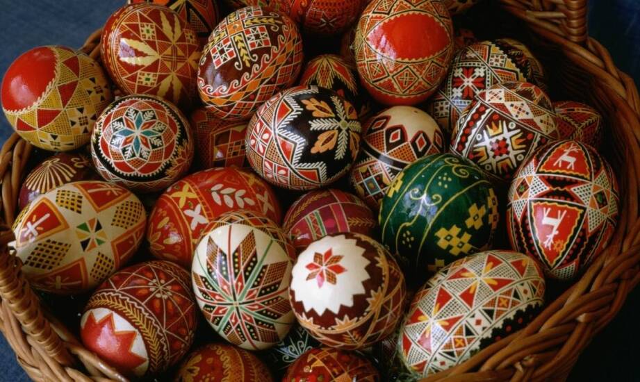 Batikowe pisanki huculskie jako świąteczne rękodzieło łączące ornament, kolor i obrzęd