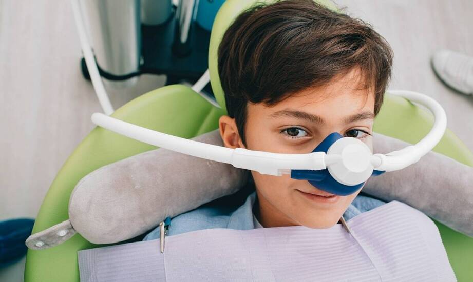 Leczenie zębów mlecznych u dziecka w sedacji wziewnej — kiedy jest rozważane i jak przebiega