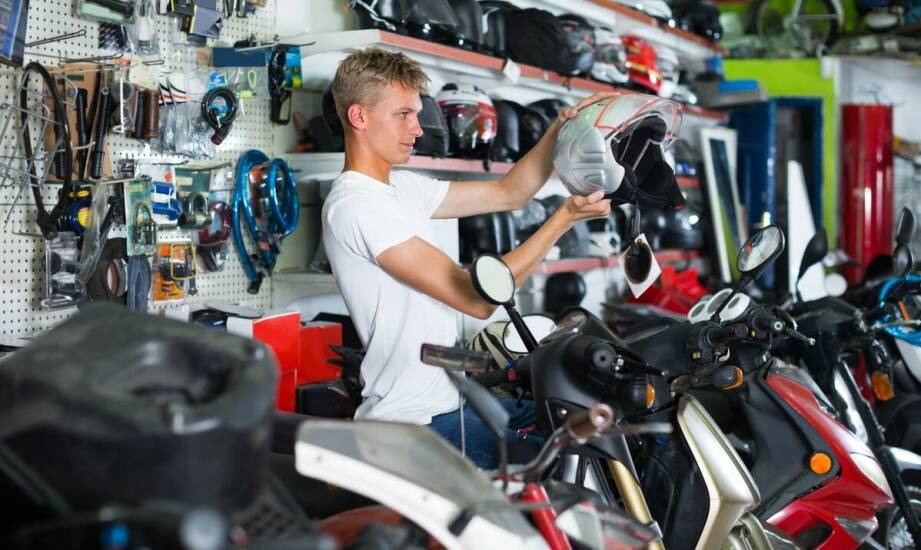 Motocyklowy upominek dla jeżdżących w trasy — co ma sens w podróży i garażu