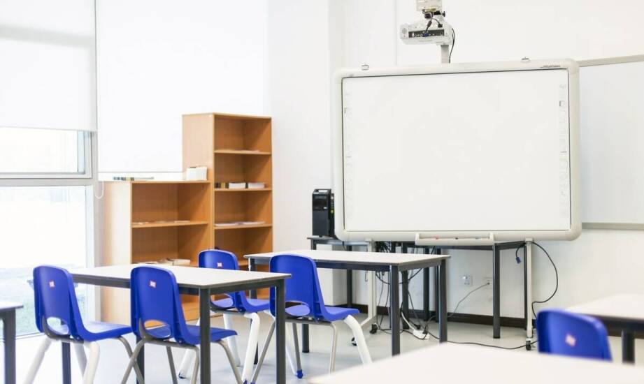 Zestaw tablicy i projektora w szkole — kiedy precyzyjne rysowanie działa, a kiedy pojawiają się problemy