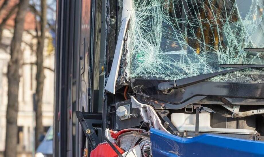 Granice naprawy pękniętej szyby w autobusie i ciężarówce — od lokalizacji uszkodzenia po drgania w trasie