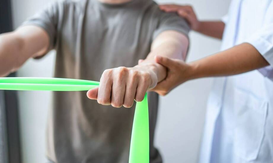 Rehabilitacja po zaniku mięśni — jak odbudowuje się aktywację i siłę