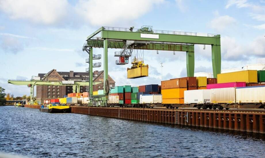 Jak warunki portowe Świnoujścia wpływają na dobór żurawia i organizację podnoszenia ciężkich elementów