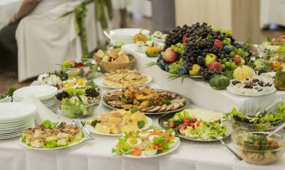 Weselny catering w stolicy: jak ocenić menu, obsługę i logistykę