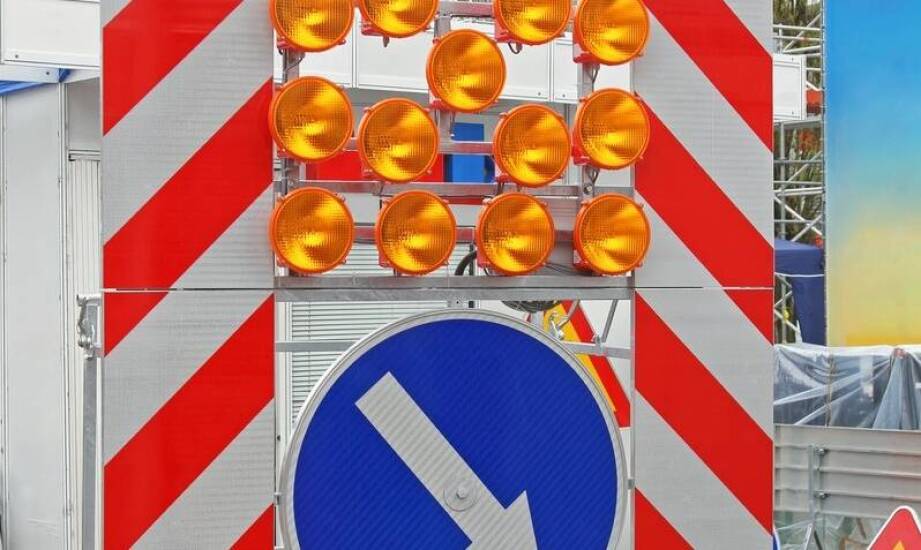 Jak ostrzeżenia w ciężarówce dostarczającej maszyny budowlane wpływają na termin odbioru sprzętu