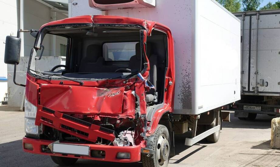 Ciężarówka lub auto flotowe po kolizji na Dolnym Śląsku — jak ocenić koszt przestoju przed sprzedażą