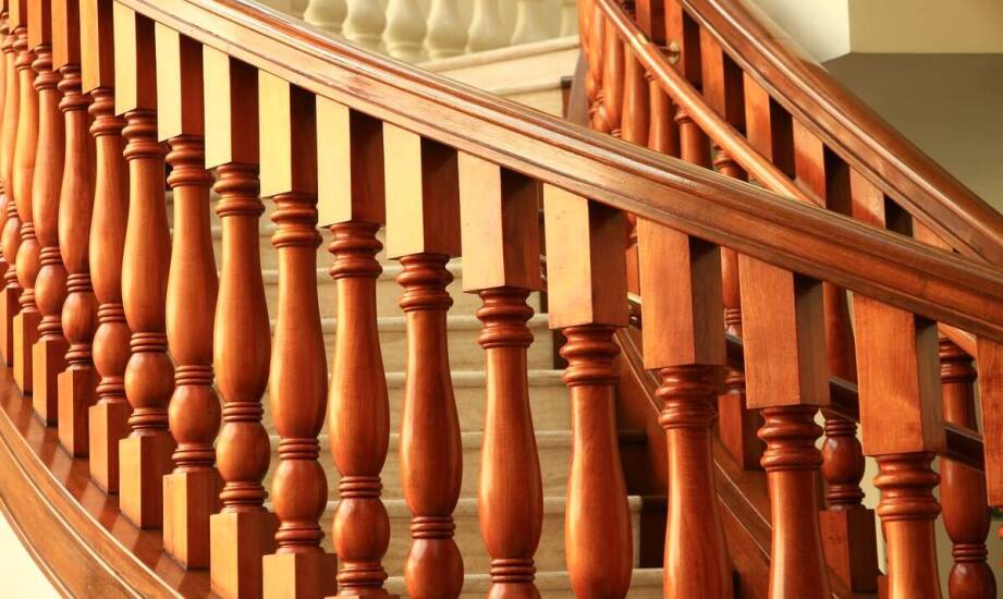 Dlaczego balustrada i poręcz muszą być planowane razem z geometrią drewnianych schodów