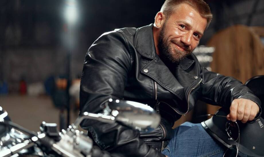 Jak męska kurtka motocyklowa powinna leżeć na sylwetce i przy pochylonej pozycji