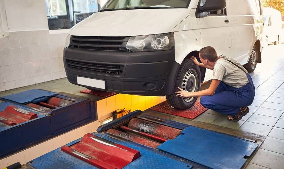 Zakres serwisu Proace City używanego codziennie w firmie — od mechaniki po naprawy powypadkowe