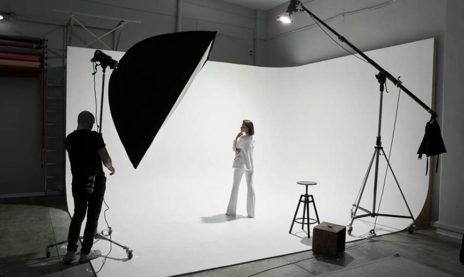 Kiedy studio z cykloramą i zapleczem foto-wideo realnie ułatwia sesję