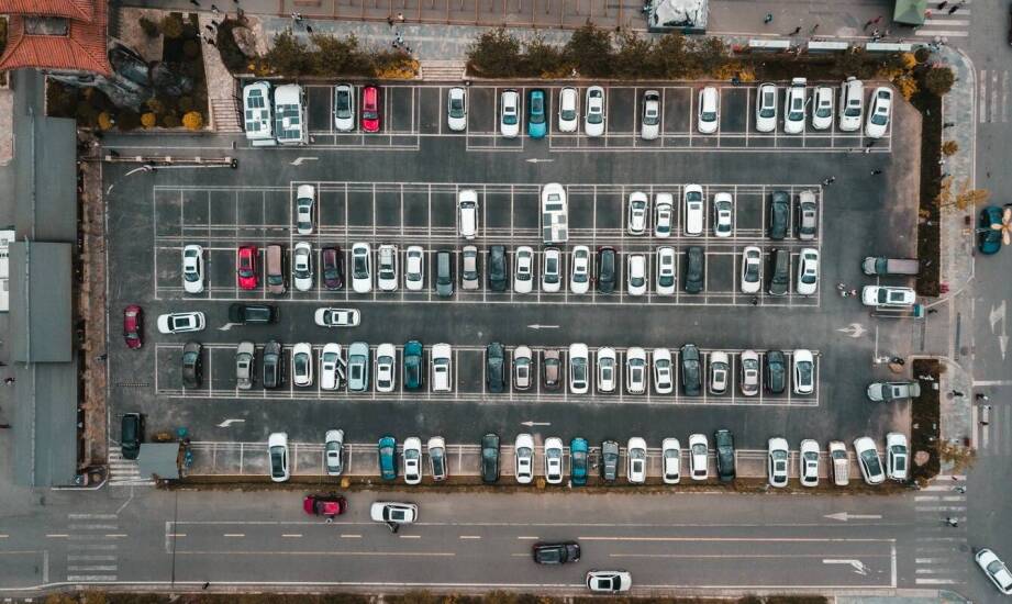 Parkingi miejskie i zjazdy drogowe: kiedy potrzebna jest ekspertyza akustyczna na etapie koncepcji