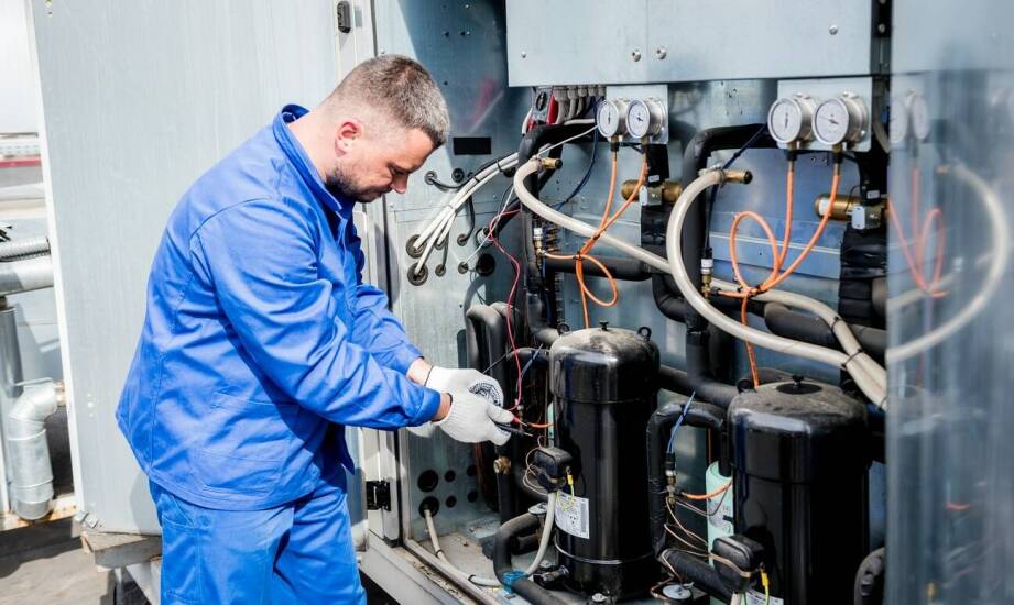 Jak serwis przemysłowej instalacji chłodniczej łączy diagnostykę, kalibrację sterowników i utrzymanie ciągłości pracy