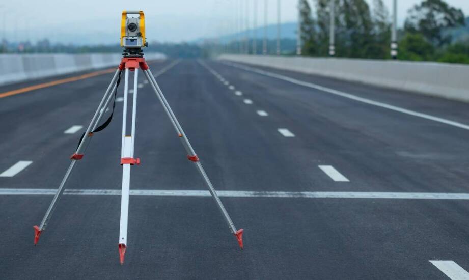 Jakie geodezyjne dane porządkują projekt drogi, zanim budowa wejdzie w teren