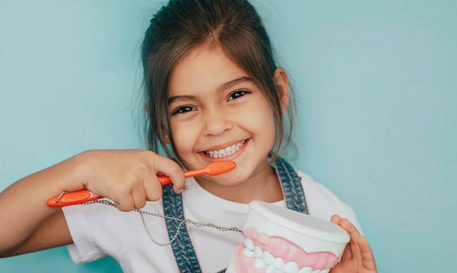 Pierwsza wizyta adaptacyjna dziecka u dentysty — jak przygotować je bez lęku