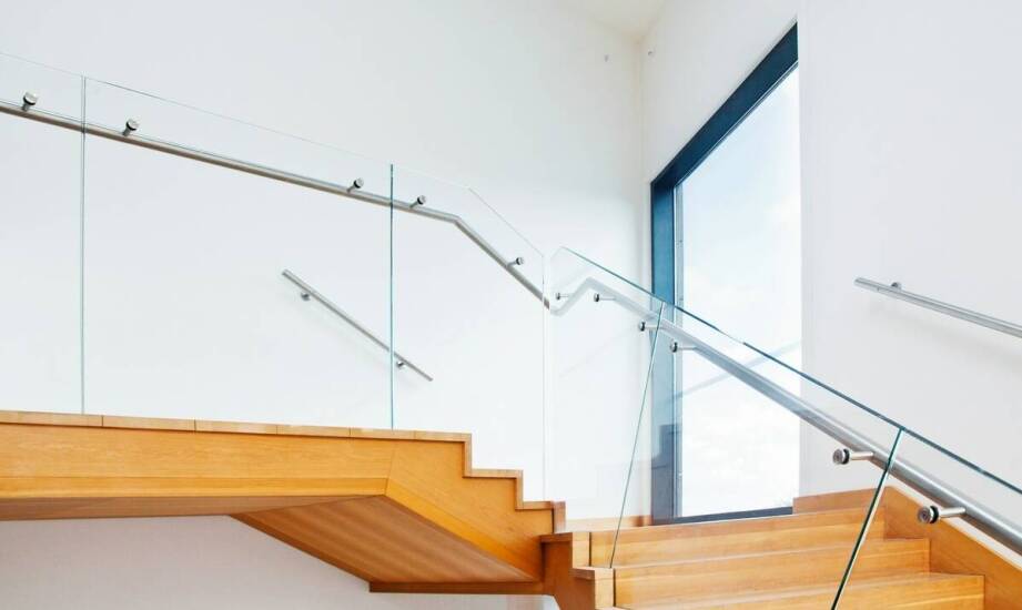 Od czego zależy koszt balustrady ze szkła i drewna w domu jednorodzinnym