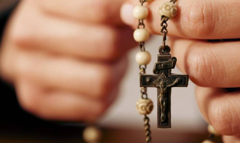 Jak materiał krzyżyka w różańcu wpływa na trwałość, wygodę i symbolikę