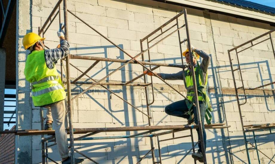 Zakup rusztowania aluminiowego dla ekipy budowlanej: które parametry decydują o opłacalności