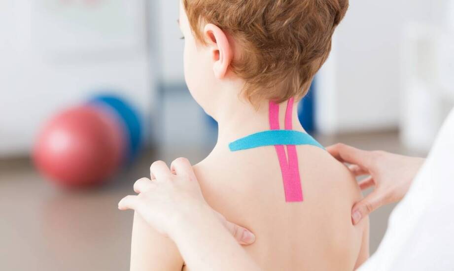 Jak kinesiotaping wspiera dzieci i nastolatków z wadami postawy oraz urazami w małych miejscowościach