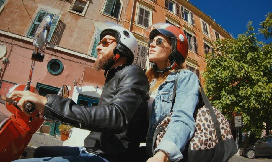 Jak kask do miejskiego skutera 50-125 cc różni się od modelu na długie trasy