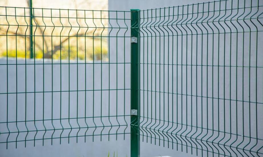 Ocynk, PCV i malowanie proszkowe — kiedy powłoka decyduje o trwałości siatek na zewnątrz