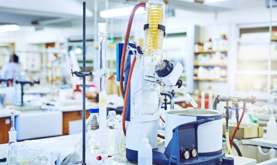Kiedy suszarka laboratoryjna wymaga pracy pod obniżonym ciśnieniem i co to zmienia w próbce
