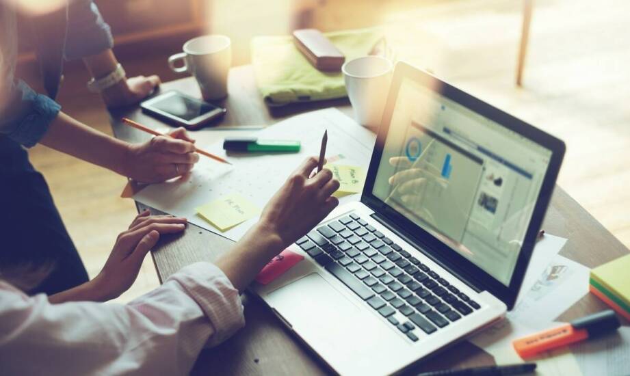 Jak outsourcing graficzny, web i SEO porządkuje pracę zespołów w firmie B2B