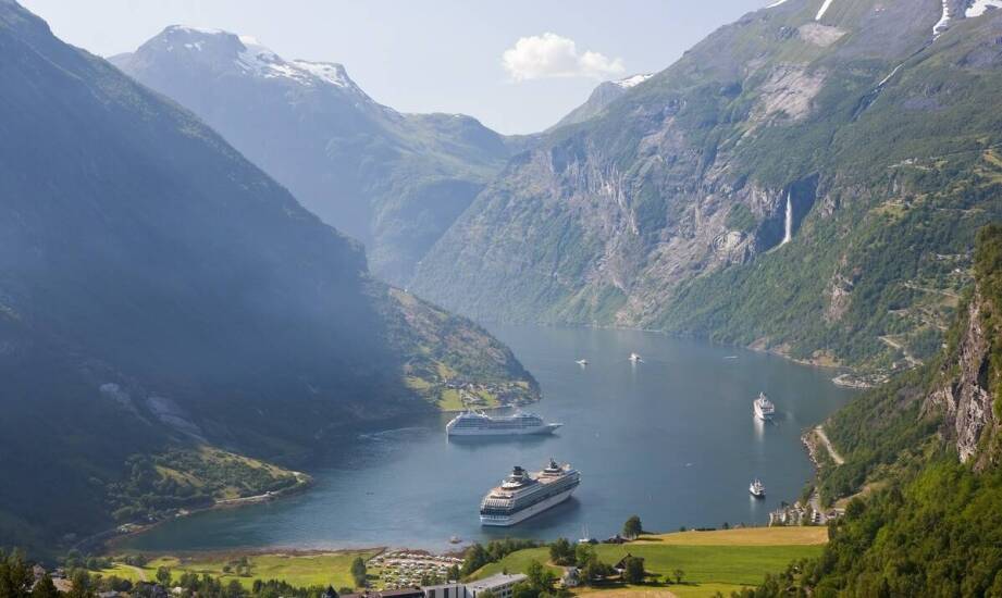 Hurtigruten i duże statki: dwa różne rytmy podróży po norweskim wybrzeżu